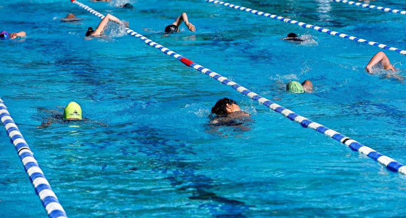 Immer auf Abstand, auch im Schwimmerbecken.  | Foto: Thomas Kunz