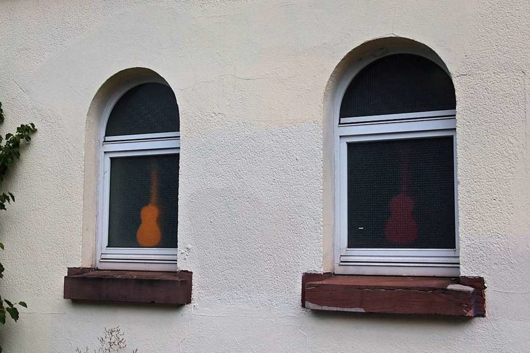 Die bunten Ukulelen in den Fenstern des Händel1.  | Foto: Angelina Klee