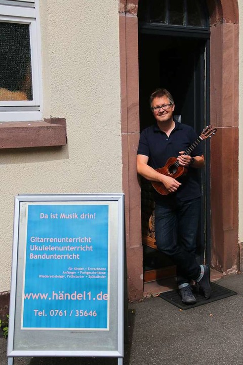 Musiklehrer Benjamin Heusch vor seinem...8211; natürlich &#8211; einer Ukulele.  | Foto: Angelina Klee