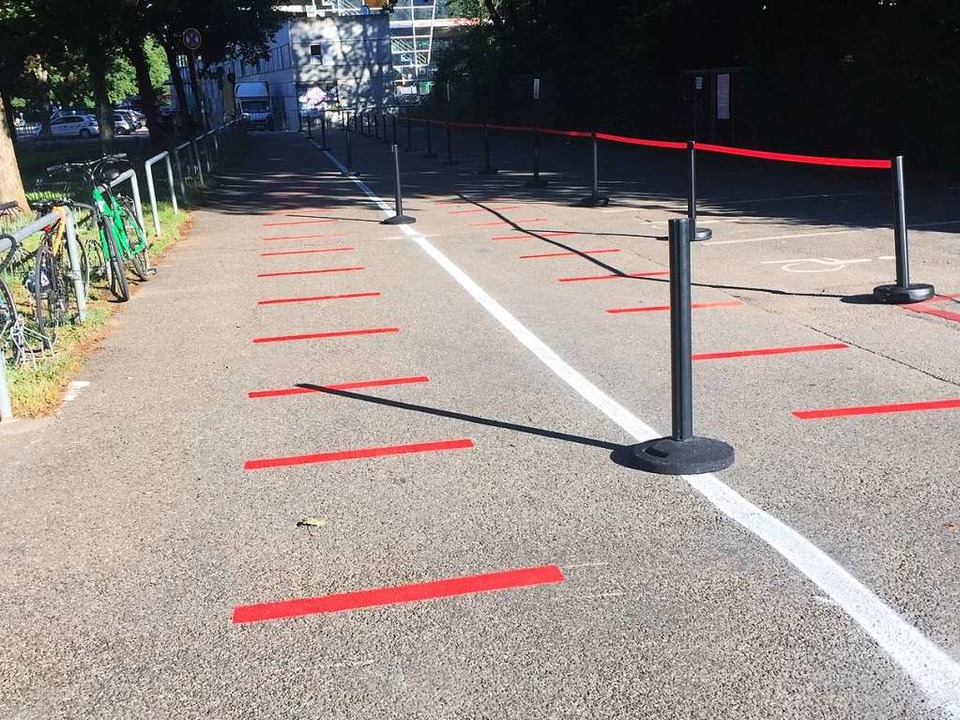 Abstandhalten leicht gemacht: Der Platz vor dem Strandbad mit Markierungen  | Foto: Gina Kutkat