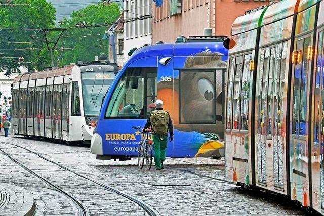 Mann schlgt Frau in Straenbahn in Freiburg unvermittelt ins Gesicht