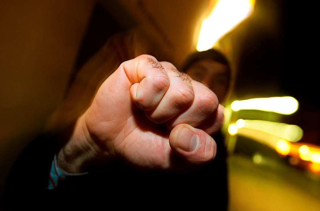 Ein Mann soll laut Polizei am vergange...heater angegriffen haben (Symbolbild).  | Foto: Karl-Josef Hildenbrand