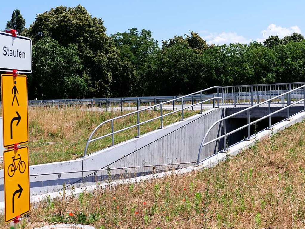 Eine der ersten Manahmen fr Radfahrer und Fugnger. Die Unterfhrung bei der Neumagenbrcke am Ortseingang, inzwischen gut beschildert, an die Entwsserung   angeschlossen und fleiig benutzt.