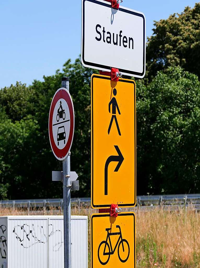 Eine der ersten Manahmen fr Radfahrer und Fugnger. Die Unterfhrung bei der Neumagenbrcke am Ortseingang, inzwischen gut beschildert, an die Entwsserung   angeschlossen und fleiig benutzt.