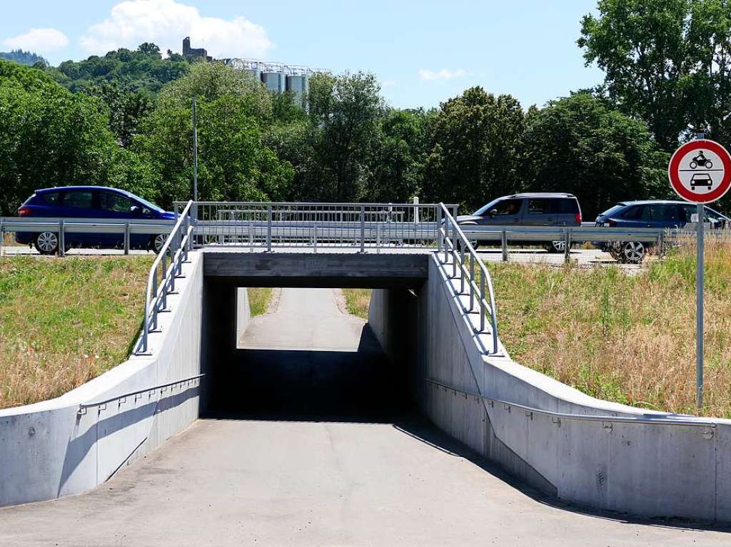 Eine der ersten Manahmen fr Radfahrer und Fugnger. Die Unterfhrung bei der Neumagenbrcke am Ortseingang, inzwischen gut beschildert, an die Entwsserung   angeschlossen und fleiig benutzt.