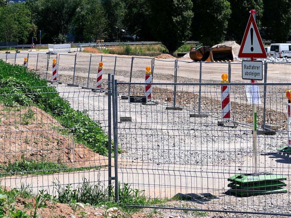 Das provisorische Teilstck, das die bisherige Verbindung ber die Felder nach Bad Krozingen zur neuen Unterfhrung leitet und spter asphaltiert und bis zum Kreisel Gaisgraben fortgefhrt werden soll.