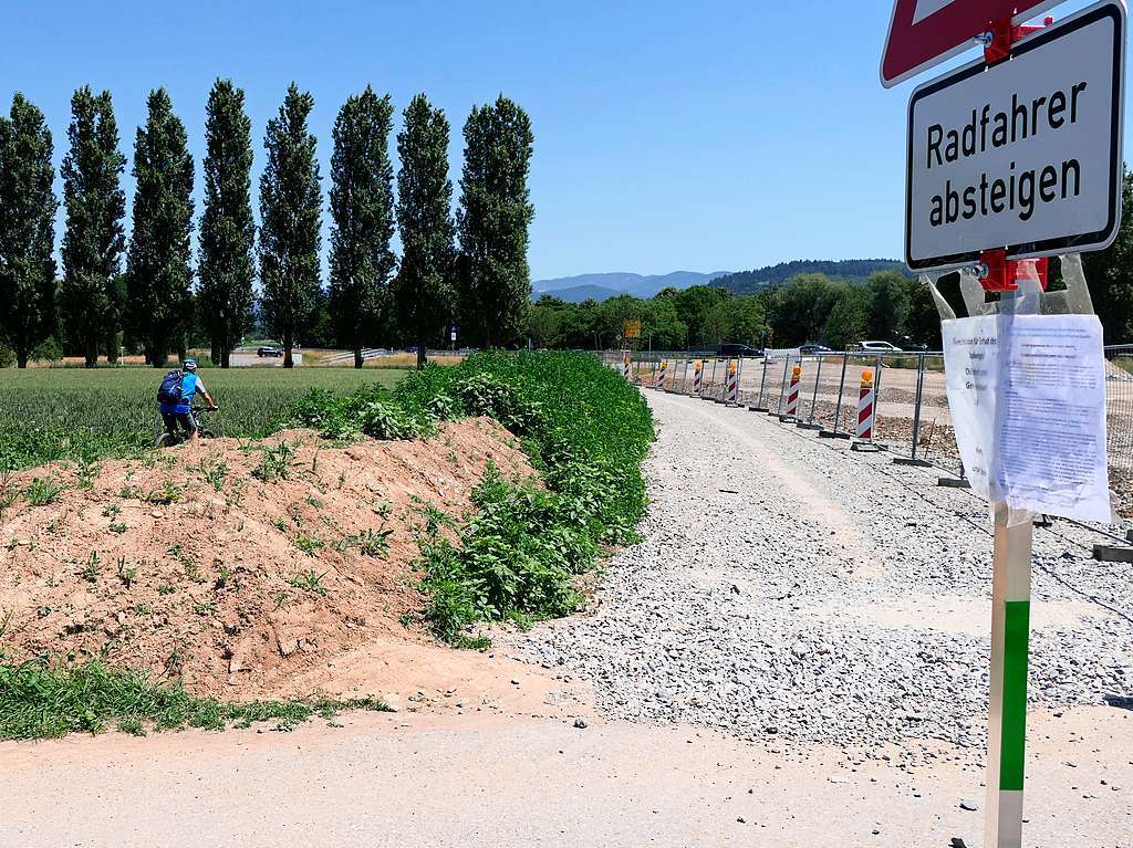 Das provisorische Teilstck, das die bisherige Verbindung ber die Felder nach Bad Krozingen zur neuen Unterfhrung leitet. Mountainbiker haben sich ihren eigenen Weg gebahnt.