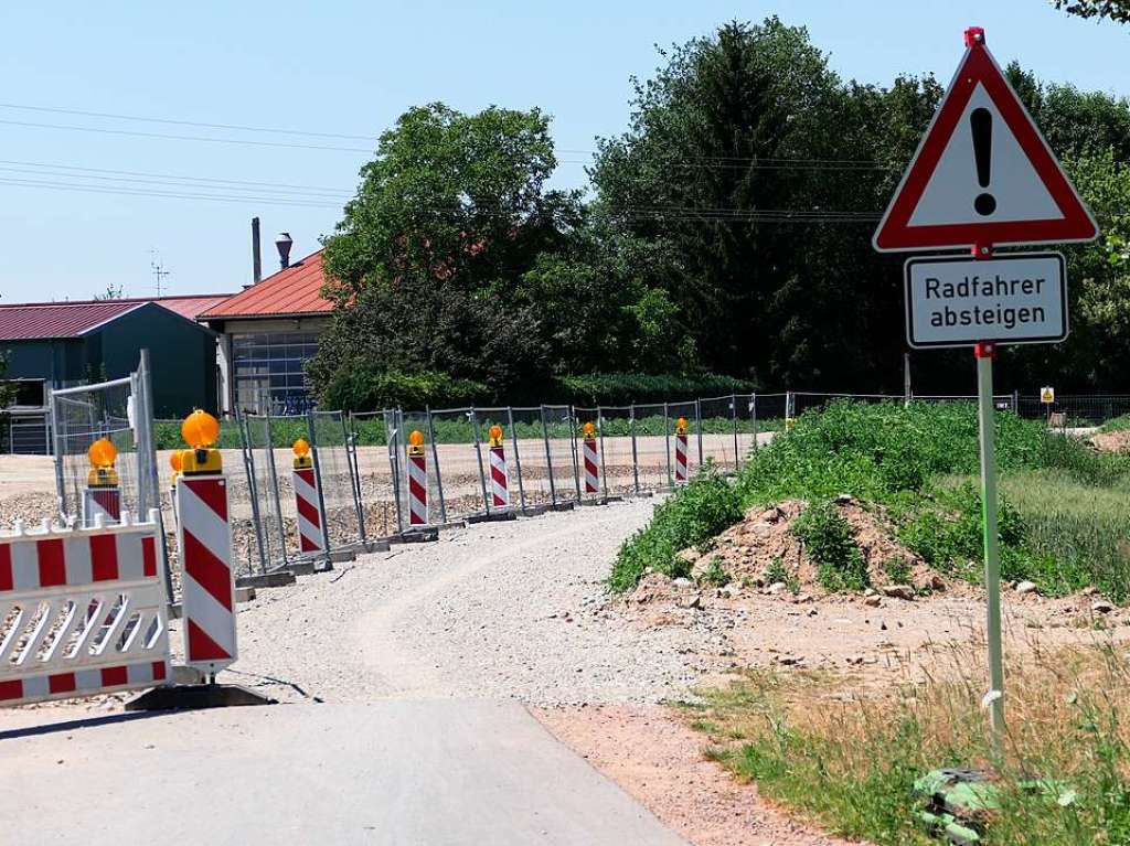 Das provisorische Teilstck, das die bisherige Verbindung ber die Felder nach Bad Krozingen zur neuen Unterfhrung leitet und spter asphaltiert und bis zum Kreisel Gaisgraben fortgefhrt werden soll.