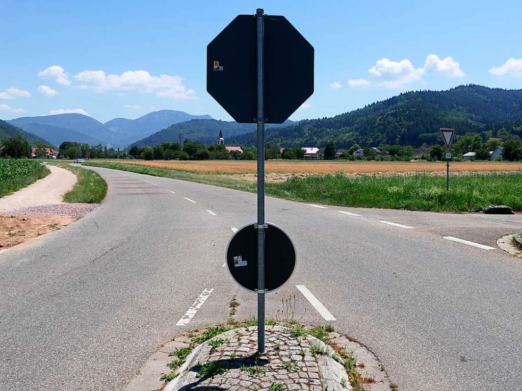 Die Stadt hat reagiert und fr einen sicheren Weg mit dem Rad von Grunern kommend (rechts) entlang der Strae ein Stck Radweg hergerichtet (links), das am nchsten Wegkreuz in einen Wirtschaftsweg mndet, der direkt zur Schule fhrt.