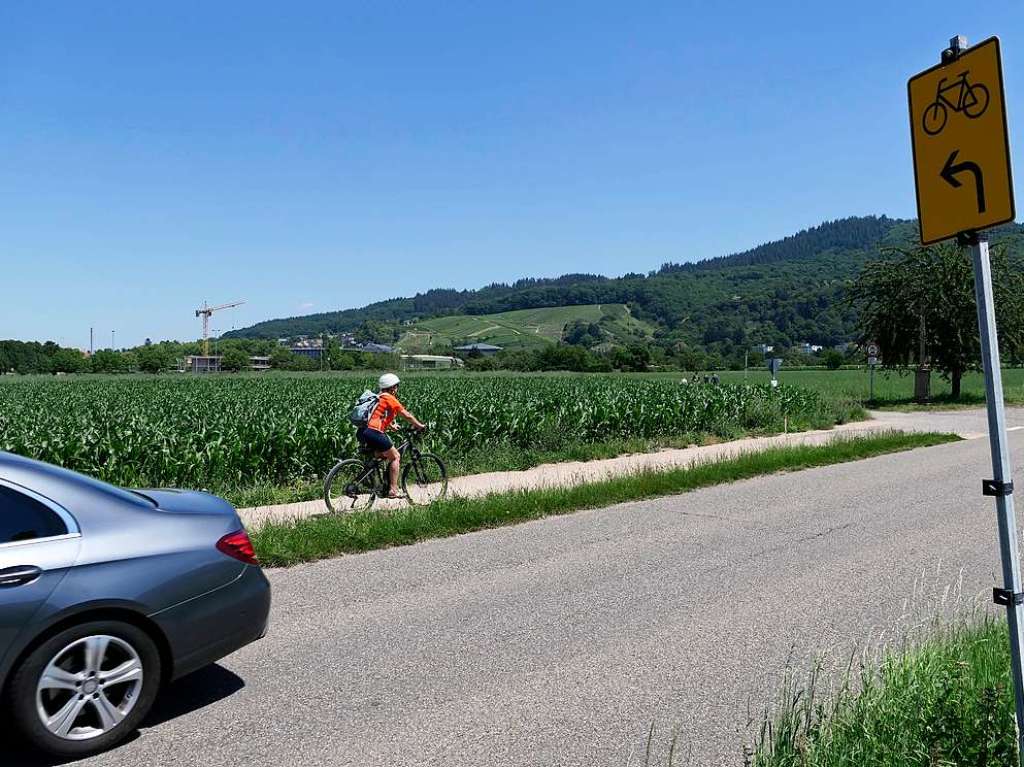 Die Stadt hat reagiert und fr einen sicheren Weg mit dem Rad von Grunern kommend entlang der Strae ein Stck Radweg hergerichtet, das am nchsten Wegkreuz in einen Wirtschaftsweg mndet, der direkt zur Schule fhrt.