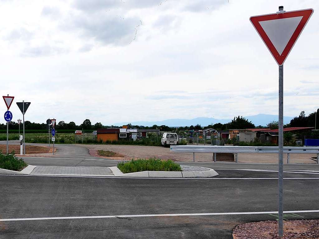 Am Kreisel Wettelbrunner Strae  schon zu besichtigen: Die Querungshilfen fr Fugnger und Radfahrer ber die neue Umgehungsstrae hinber zur Kleingartenanlage Spitzcker