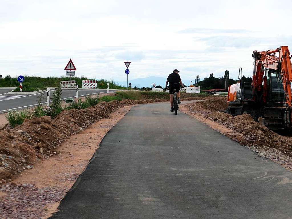 Zum Kreisel Wettelbrunner Strae  hin ist ein neues Stck Radweg bereits befahrbar.