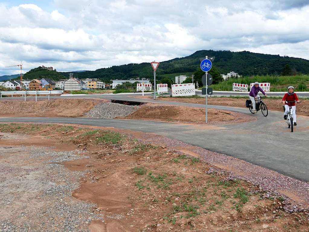 Nun asphaltiert: Die neuen Wege rund um den Kreisel Wettelbrunner Strae.