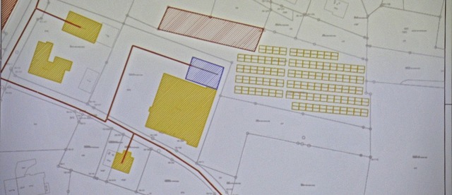 An das Kur- und Sporthaus (Mitte, gelb...gs eine Blendwirkung ausgehen knnte.   | Foto: Christiane Sahli