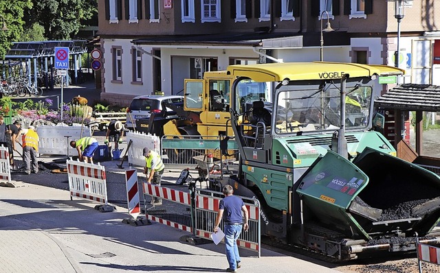 Nach wochenlangen Grabarbeiten erhlt ...sserkanal und Wasserleitung beendet.    | Foto: Dieter Maurer