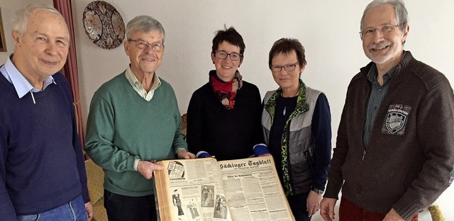 Bernhard (links), Ellen (Zweite von re...tadtarchivarin Eveline Klein (Mitte).   | Foto: Stadtarchiv