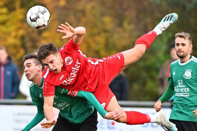 Hartes Rennen: Der Mundinger  Kapitn ...en Bahlinger berflieger Cedric  Gugel  | Foto: Achim Keller