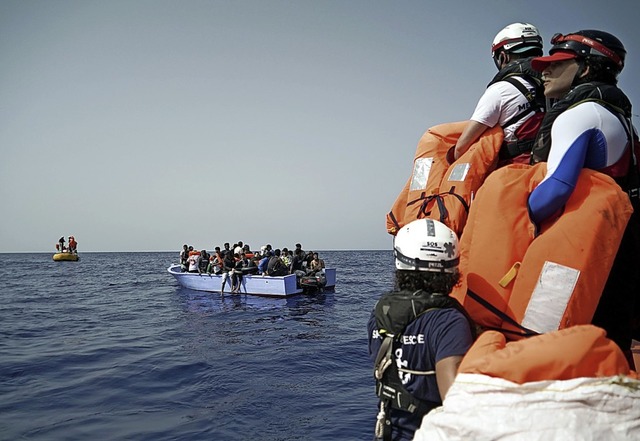 Seenotretter der SOS Mediterranee halt...in Seenot geratenen Migranten bereit.   | Foto: Renata Brito (dpa)