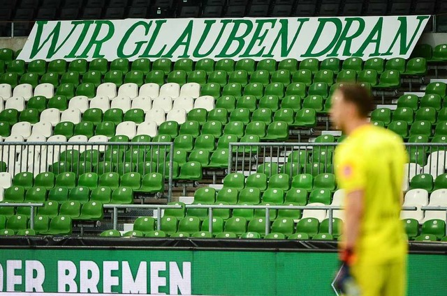 Vor einem Jahr gaben die Bremer Fans n...geht es nur noch um den Klassenerhalt.  | Foto: PATRIK STOLLARZ (AFP)