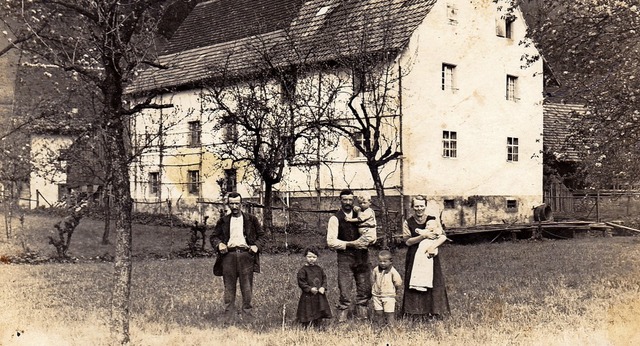 Die Familie vor dem Haus in Niederdoss...leine Josef steht zwischen den Eltern.  | Foto: Badischer Landwirtschafts-Verlag