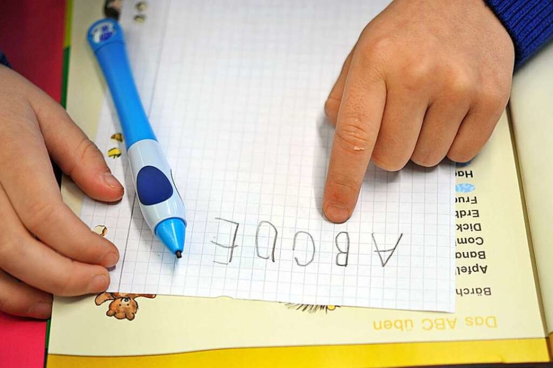 Schulbegleiter helfen Kindern und Juge...uktur in ihren Schulalltag zu bringen.  | Foto: Frank May