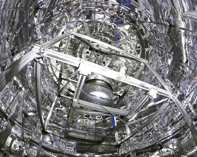 Dass es Dunkle Materie gibt, da sind s... der Xenon-gefllte Detektor zu sehen.  | Foto: XENON Collaboration