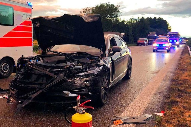 Einen Leichtverletzten brachte der Rettungsdienst in eine Klinik.  | Foto: Feuerwehr