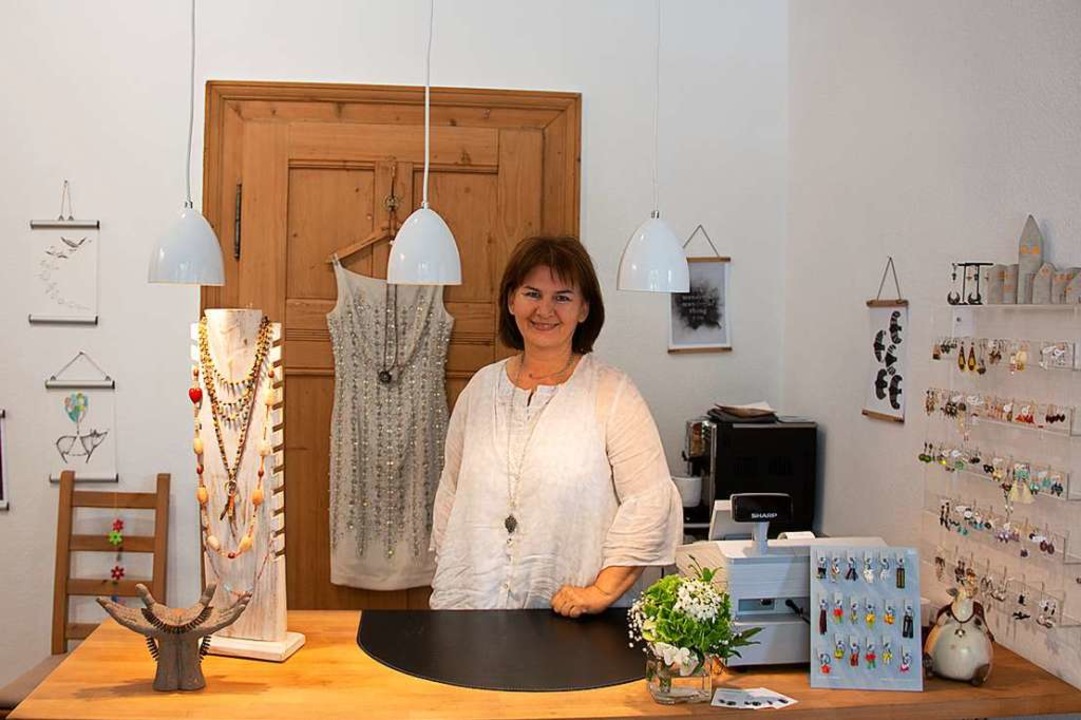 Claudia Kennel in ihrem Perlenladen i der Lorettostraße  | Foto: Angelina Klee