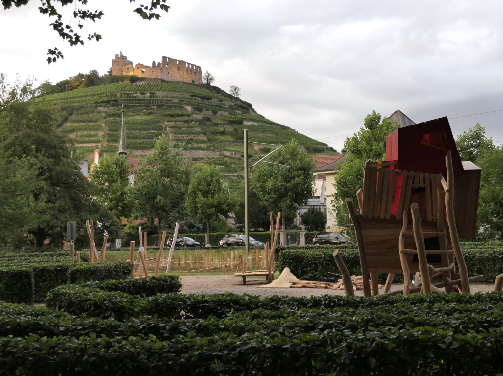 Als Hintergrundkulisse fr den neuen Abenteuerspielplatz beim Labyrinth am Stadtsee