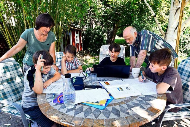 Mit vier Jungs ist das Homeschooling n...han (13) und Valentin (12, von links).  | Foto: Thomas Kunz