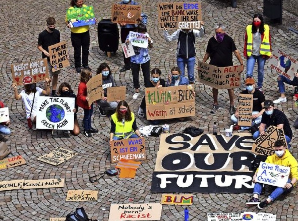 &#8222;Save our Future&#8220; (Rettet ...ger Ortsgruppe von Fridays for Future.  | Foto: Stefan Ammann