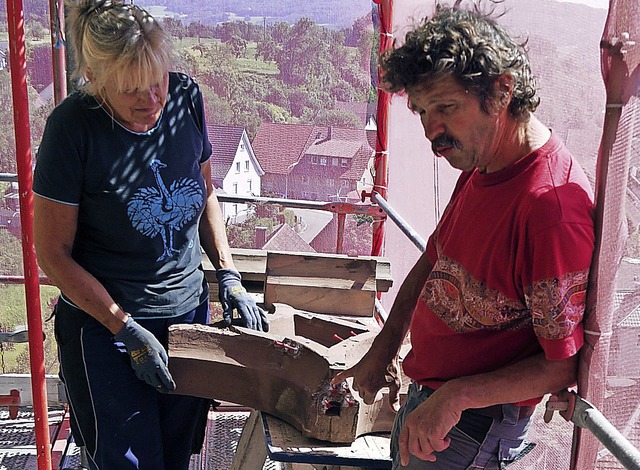 Petra und Wolfgang Wieder zeigen, wie eine Sandsteinrosette restauriert wird.   | Foto: Gerd Leutenecker