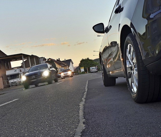 Immer mehr Wagen werden am Fahrbahnrand der flinger Strae abgestellt.   | Foto: Erika Bader