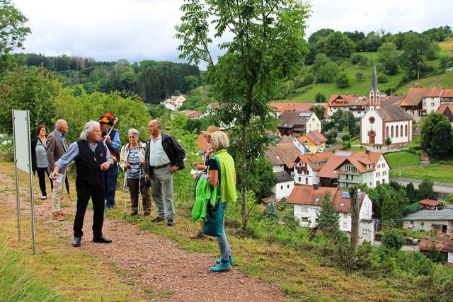 Beim Erffnungsspaziergang besichtigte... Links hinter ihm steht Heinz Siebold.  | Foto: Rolf Reimann