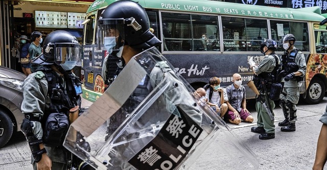 Polizisten verhaften am Mittwoch Demon...sgesetz aus Peking teilgenommen haben.  | Foto: Willie Siawillie Siau (dpa)