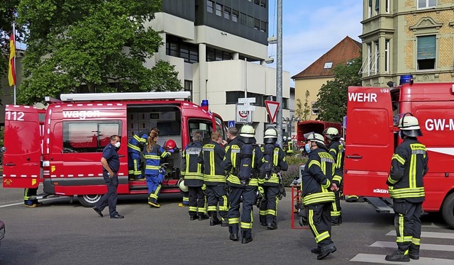 Die Feuerwehr vor dem  gesperrten Rathausplatz   | Foto: Peter Gerigk