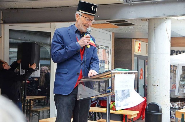 Aprilscherz vor vier Jahren: Das Kaufh...ndt-Schttle hielt die Erffnungsrede.  | Foto: Gerhard Walser