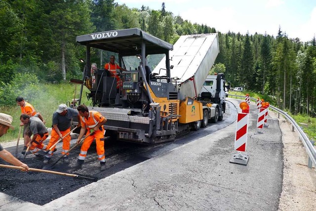 Die hangseitige Fahrbahnhlfte der L 1...rae fr den Verkehr gesperrt werden.   | Foto: Juliane Khnemund