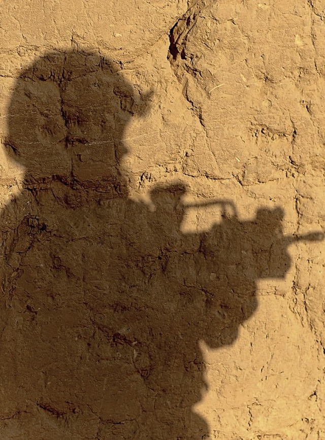 Der Schatten eines Bundeswehrsoldaten nahe Kundus  | Foto: Maurizio Gambarini