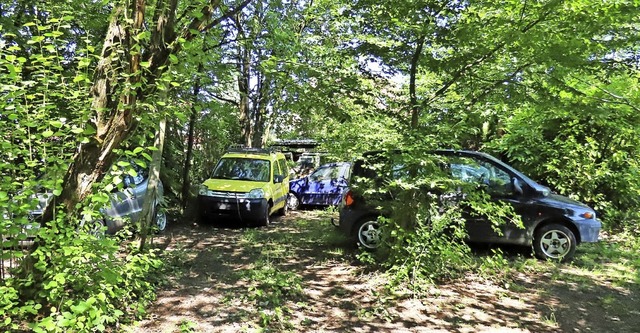 27 nicht angemeldete Autos sind teilwe...r ehemaligen Verladerampe versteckt.    | Foto: Gerd Leutenecker