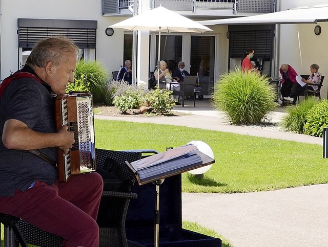 Heinz Fischer beim Musizieren im Garten des Hauses Rheinaue.   | Foto: Roland Vitt