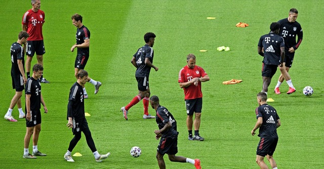 Bald ist&#8217;s so weit: Bayern-Train...schlusstraining in Berlin auf die Uhr.  | Foto: Robert Michael (dpa)