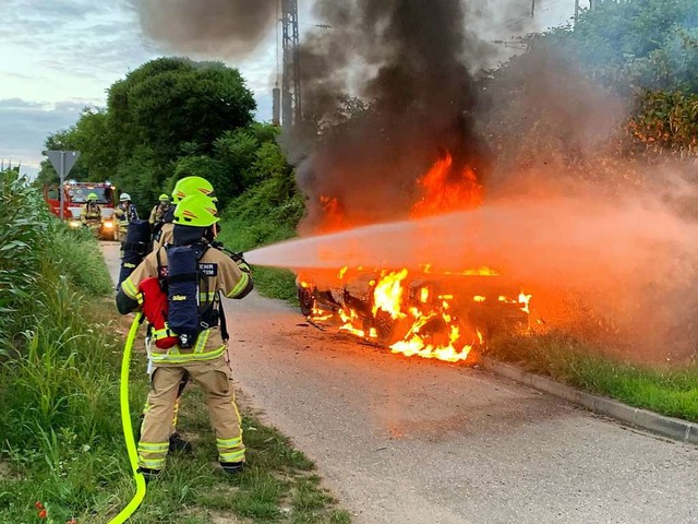 Der Wagen brannte bereits lichterloh.  | Foto: Feuerwehr Heitersheim