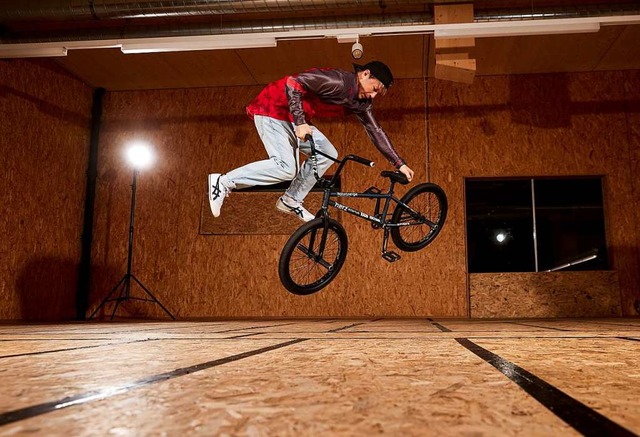 Schwerelos: BMX-Artist Chris Bhm ist kein normaler Radfahrer  | Foto: Daniel Pochetti
Insta @Danipochetti