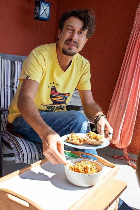 Kein Tier auf dem Teller: Filmemacher Marco Keller mit seinem veganen Rhrei.  | Foto: Nadine Zeller