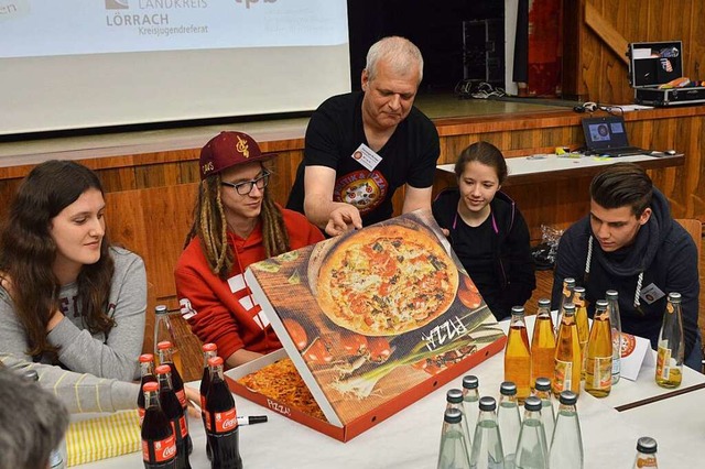 Ein Bild aus Vor-Corona-Zeiten: Jugend...rt  Jugendlichen und Politikern Pizza.  | Foto: Horatio Gollin