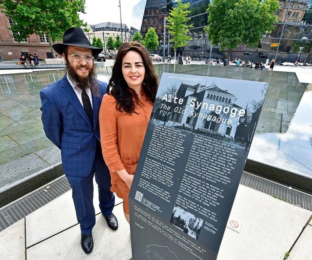 Rabbiner Yacov und seine Frau Chava Gitler am Platz der alten Synagoge.  | Foto: Michael Bamberger