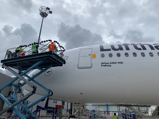 Mitarbeiter der Lufthansa haben bei Ai...ouse den Freiburg-Flieger abgenommen.   | Foto: Michael Lamberty