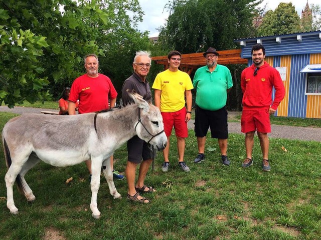 Mitglieder des DLRG-Breisach halfen Er...ig, Esel Charly am Rhein  einzufangen.  | Foto: privat