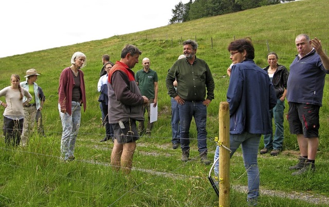 Vor Ort  informierte sich  Reinhold Pi...rkus Kaiser vom Goldbachhof (rechts).   | Foto: Ulrike Spiegelhalter